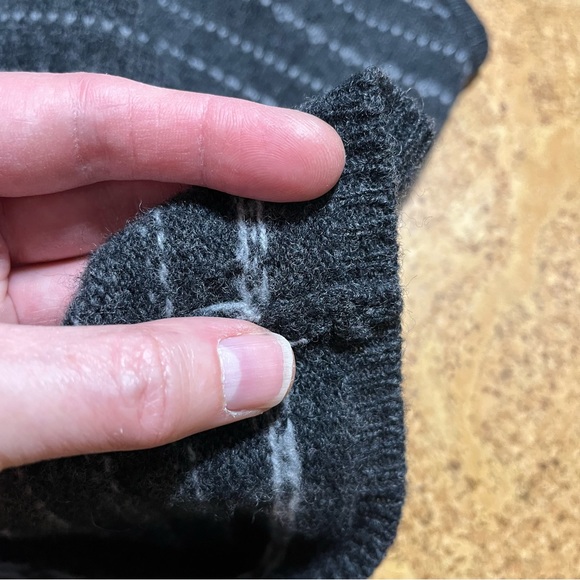 Old Navy 100% Lambswool V-Neck Sweater Vest In Charcoal Gray & White Sz L - Picture 12 of 12